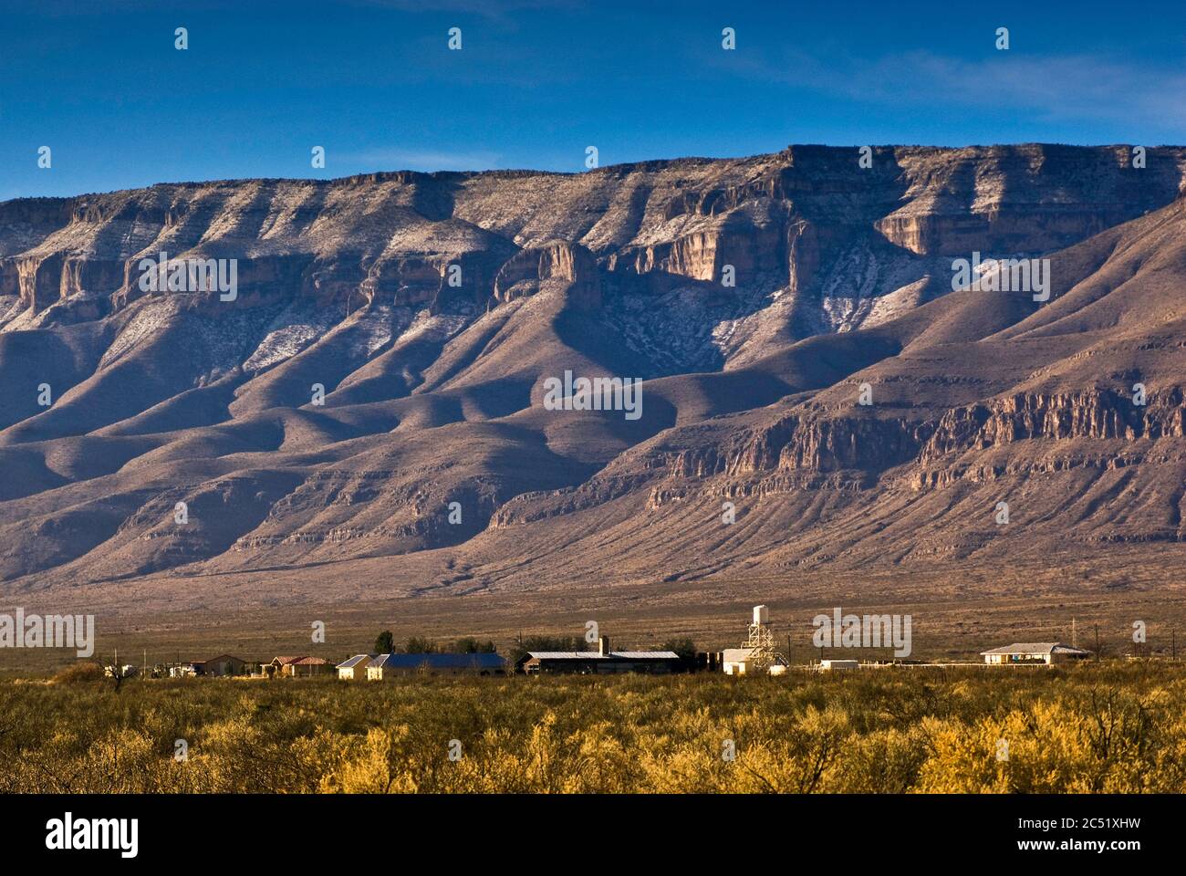 Historique Figure 2 Ranch dans le pays de Big Bend avec Sierra Diablo à distance, Chihuahuan Desert, près de Van Horn, Texas, Etats-Unis Banque D'Images