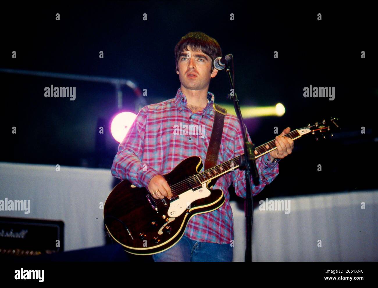 Oasis en concert au Earl's court Exhibition Hall 4 novembre 1995: Noel Gallagher Banque D'Images