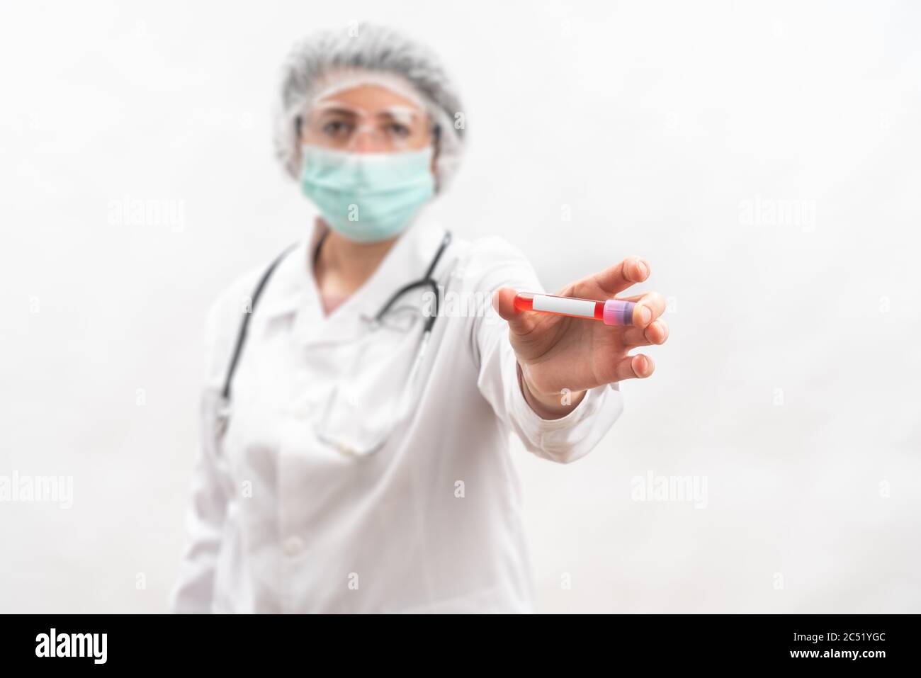 Infirmier médical sur fond blanc, montre compare, tube à essai avec des bactéries virales. Banque D'Images