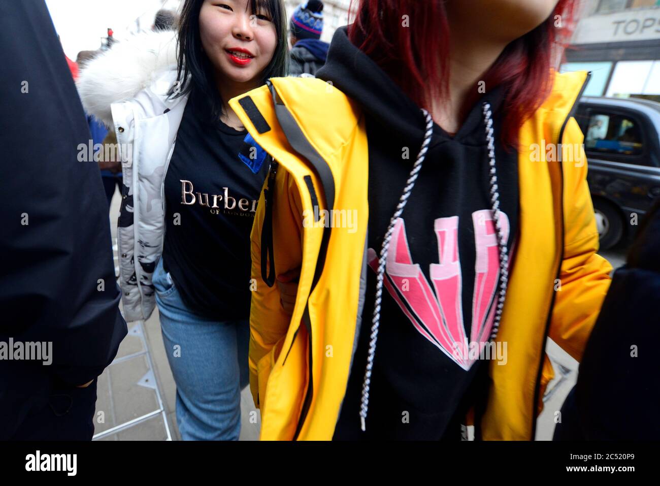 Londres, Angleterre, Royaume-Uni. Jeune touriste chinois dans une chemise Burberry dans le centre de Londres Banque D'Images