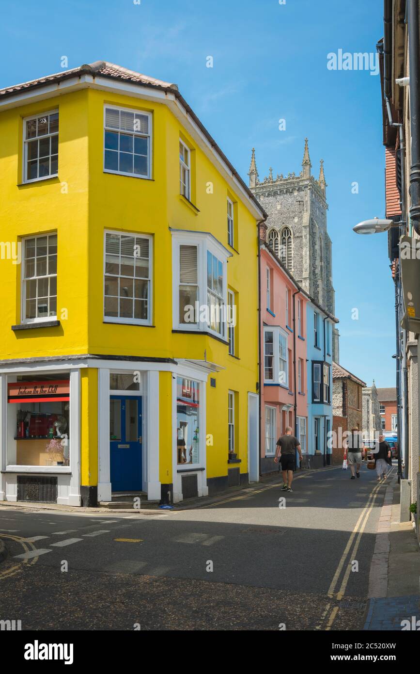 Cromer Norfolk UK, vue en été des boutiques colorées au coin de Tucker Street dans la ville côtière de Cromer, Angleterre, Royaume-Uni, au nord de Norfolk Banque D'Images