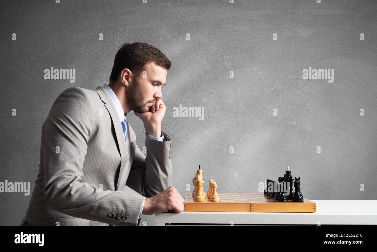 Homme d'affaires émouvant figure d'échecs dans chessboard Banque D'Images