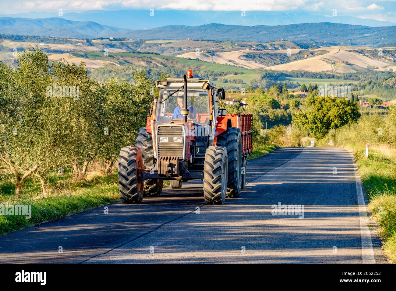 Traktor auf der Landstrasse in der Toskana Banque D'Images