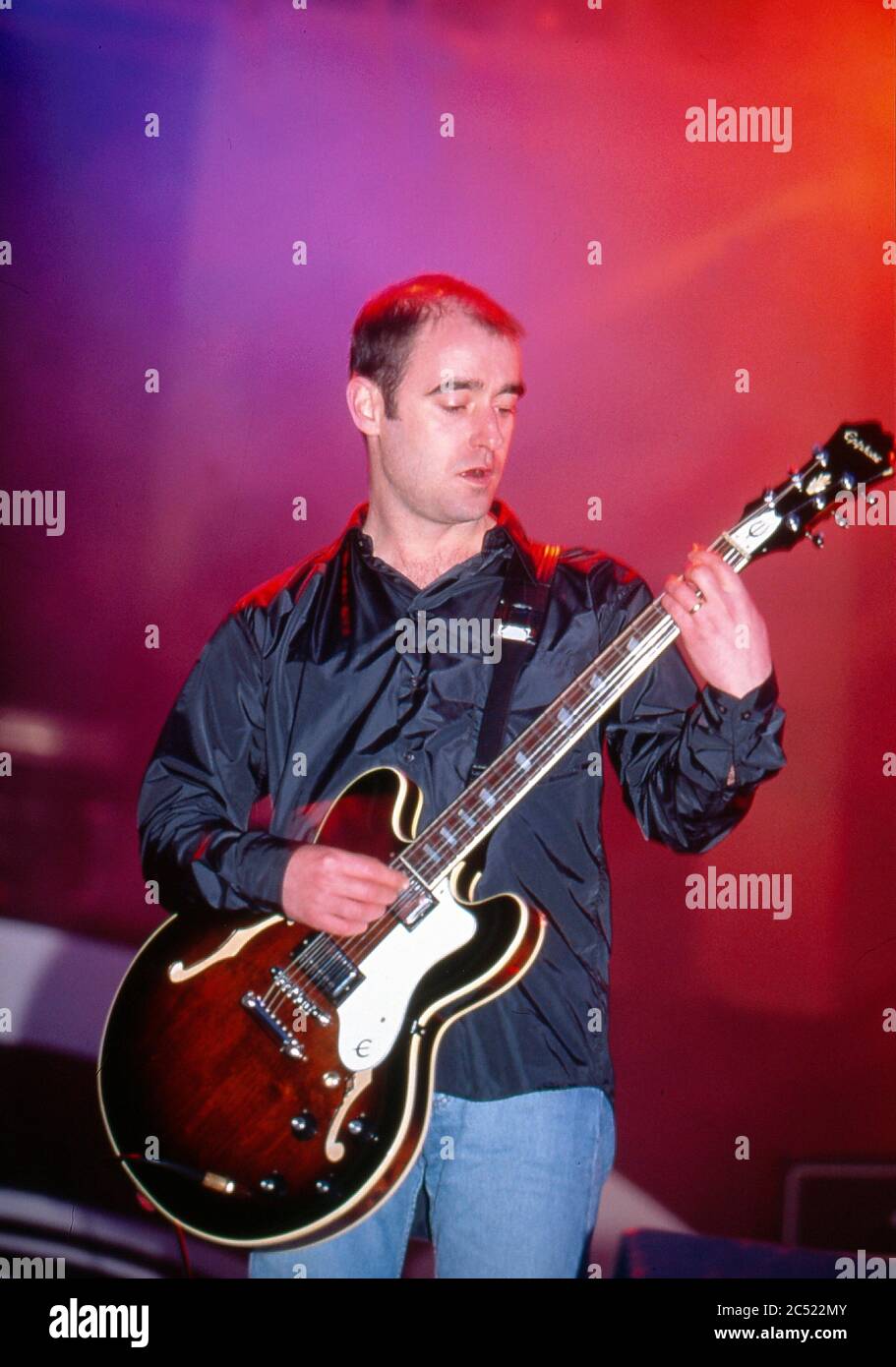 Oasis en concert au Manchester City Stadium dans Maine Road, Manchester le 27 avril 1996 : Paul 'Bonehead' Arthurs Banque D'Images