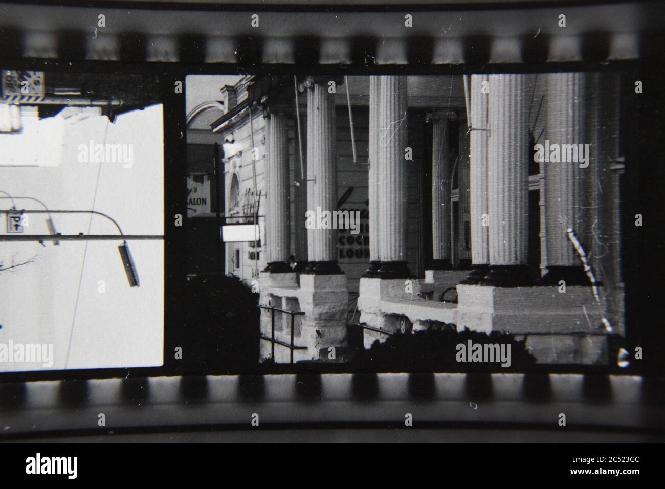 Fin 70s vintage contact imprimer noir et blanc photographie d'énormes colonnes debout devant un bâtiment comme un signe d'importance et de prestige. Banque D'Images