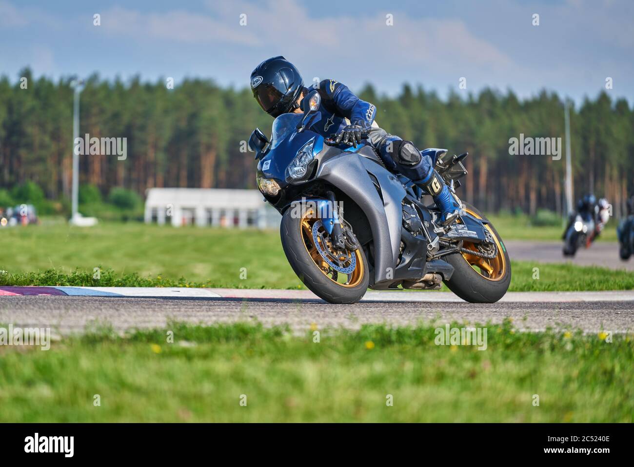 11-05-2020 Riga, Lettonie. Homme sur une moto sur la route. S'amuser à conduire la route vide sur un voyage en moto Banque D'Images