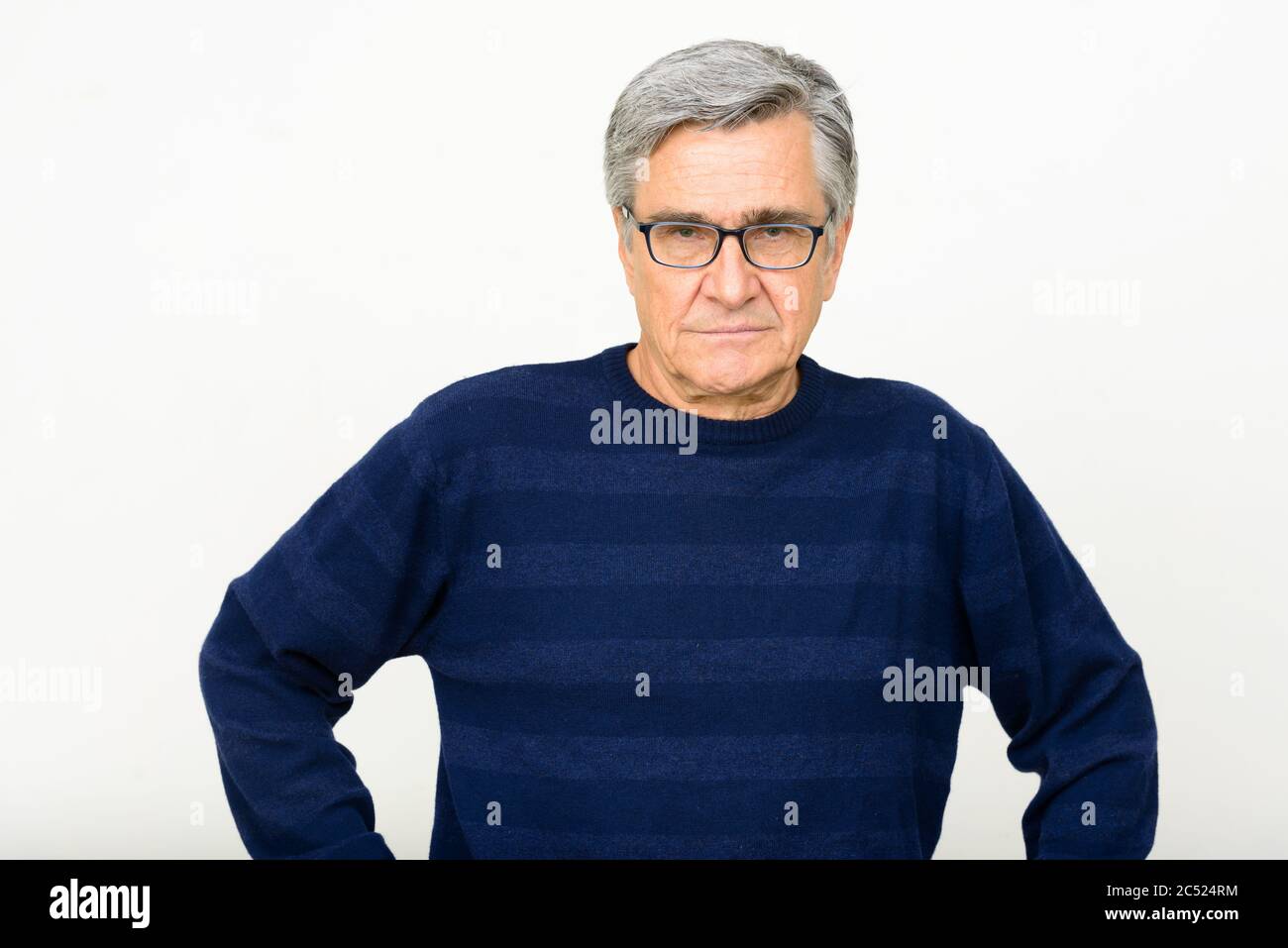 Portrait d'un homme âgé élégant avec lunettes Banque D'Images