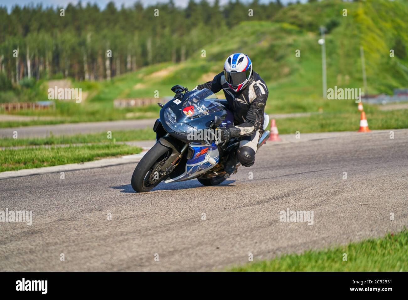 11-05-2020 Riga, Lettonie. Homme sur une moto sur la route. S'amuser à conduire la route vide sur un voyage en moto Banque D'Images