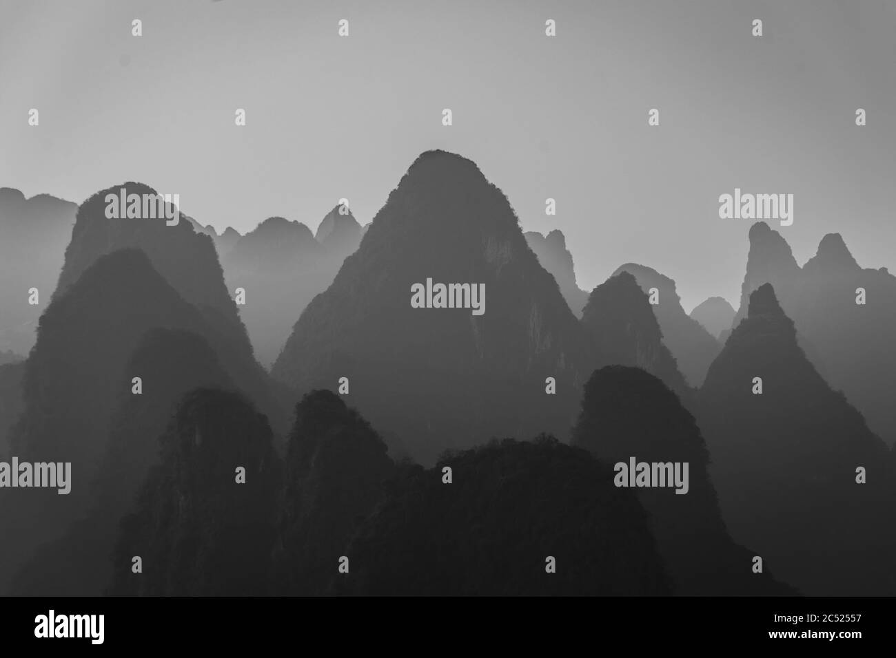 Magnifique coucher de soleil sur le paysage karst de Xingping, Guilin, Chine Banque D'Images