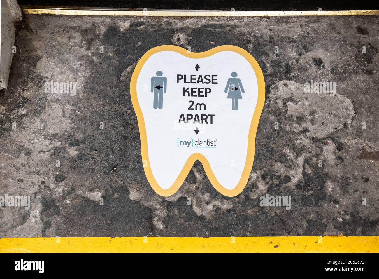 Veuillez garder le panneau à 2 mètres d'écart. Dentiste, Seaton, devon Banque D'Images