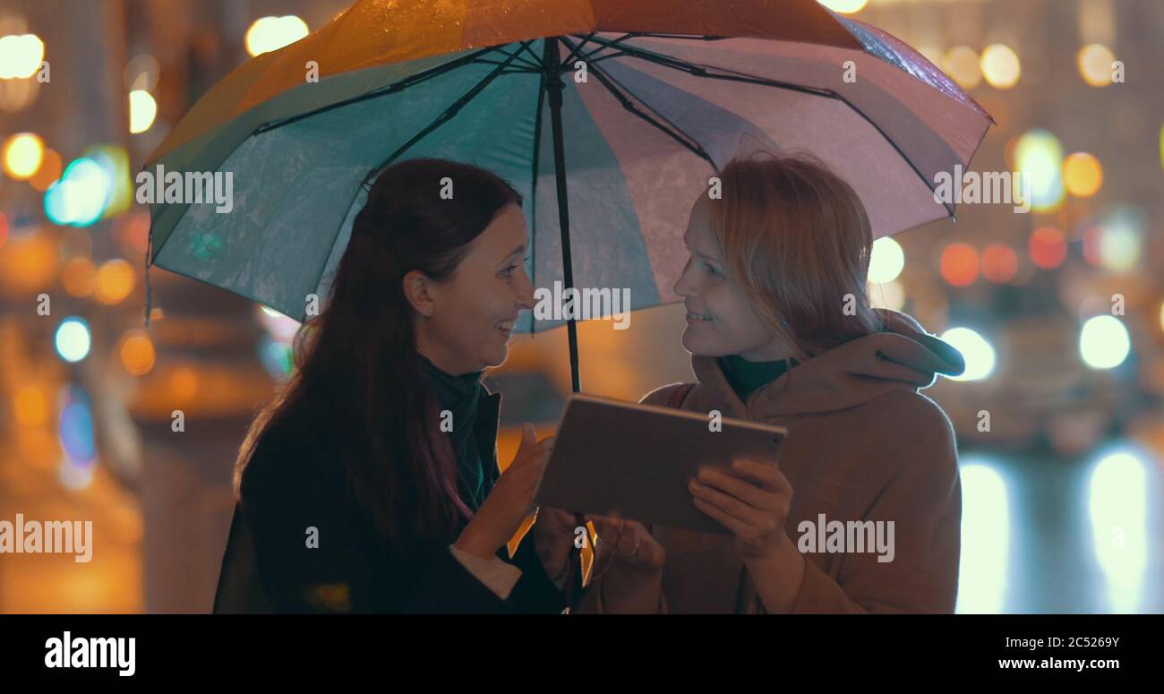 Les femmes utilisent le pad pour trouver la voie dans la ville Banque D'Images