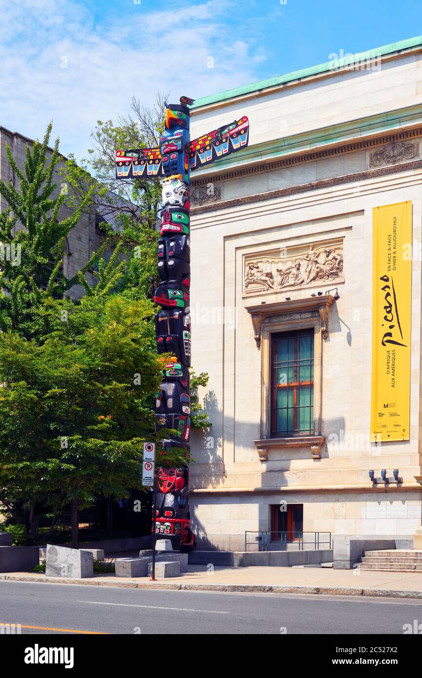 Montréal, Canada - juin 2018 : l'extérieur de l'édifice du Musée des beaux-arts de Montréal et le totem créé par l'artiste Charles Joseph du kwakiu Banque D'Images