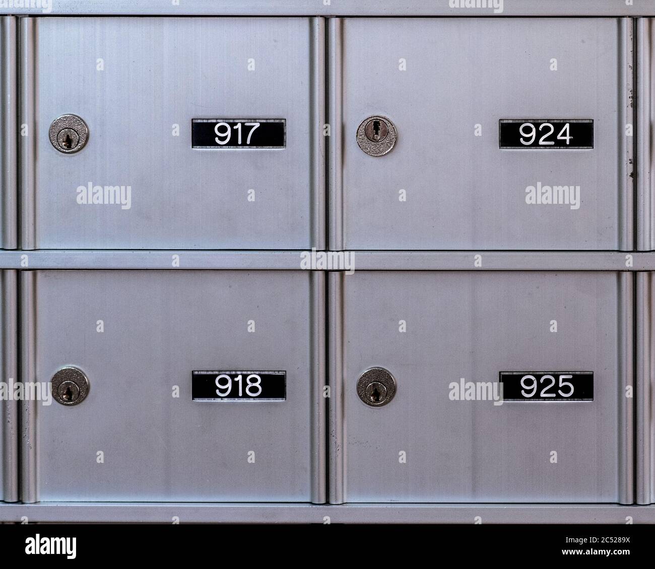 Boîtes aux lettres d'appartements dans un complexe sombre. Banque D'Images