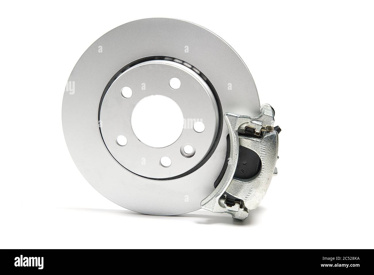 nouveaux disques de frein, étrier de frein et jeu de plaquettes de frein pour voiture. isolé sur blanc avec espace de copie. Banque D'Images
