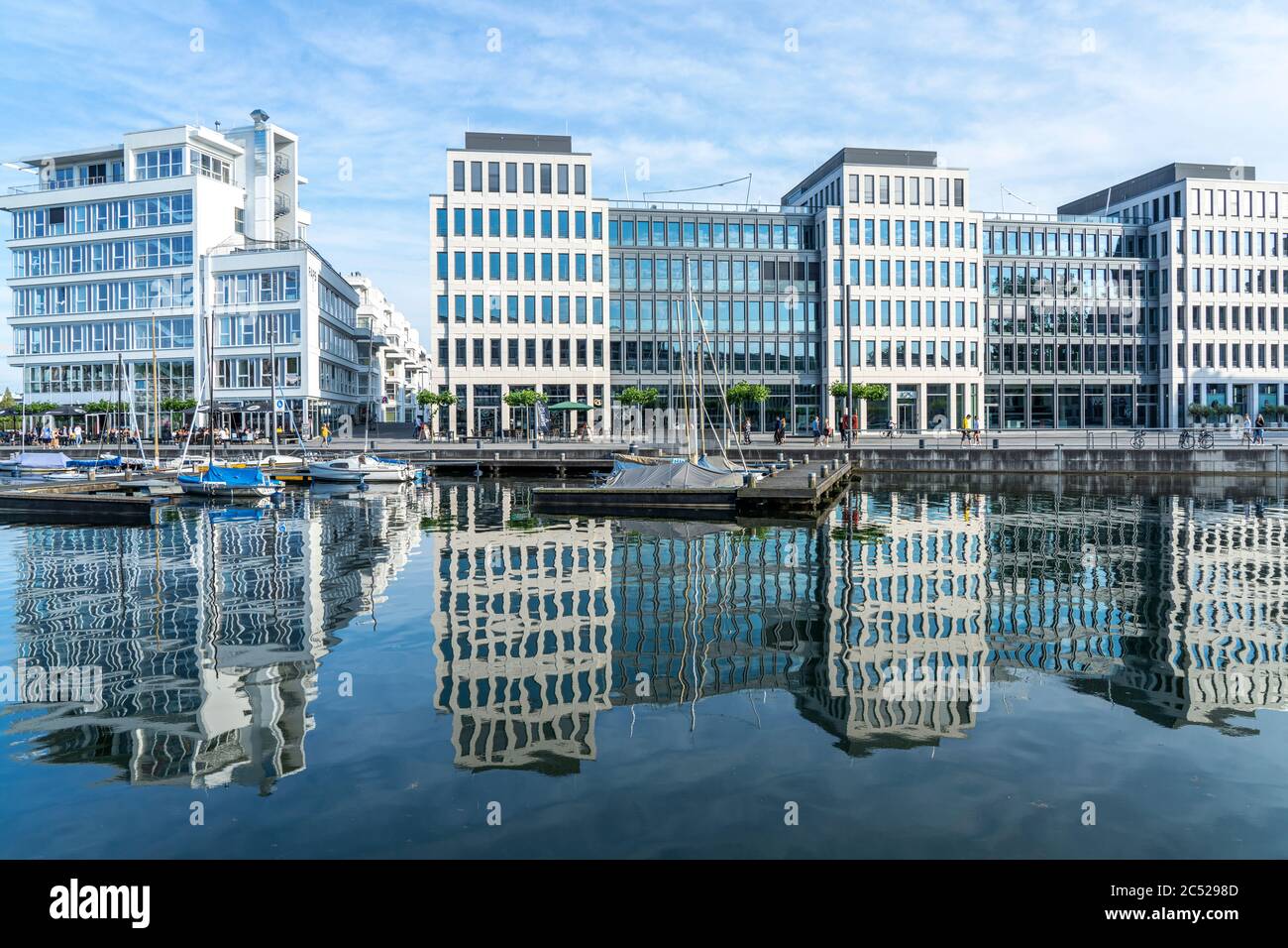 Marina und moderne Bürogebäude am Phönixsee in Dortmund, Nordrhein-Westfalen, Deutschland, Europa | Marina et bâtiments de bureaux modernes à Phoenix-See Banque D'Images