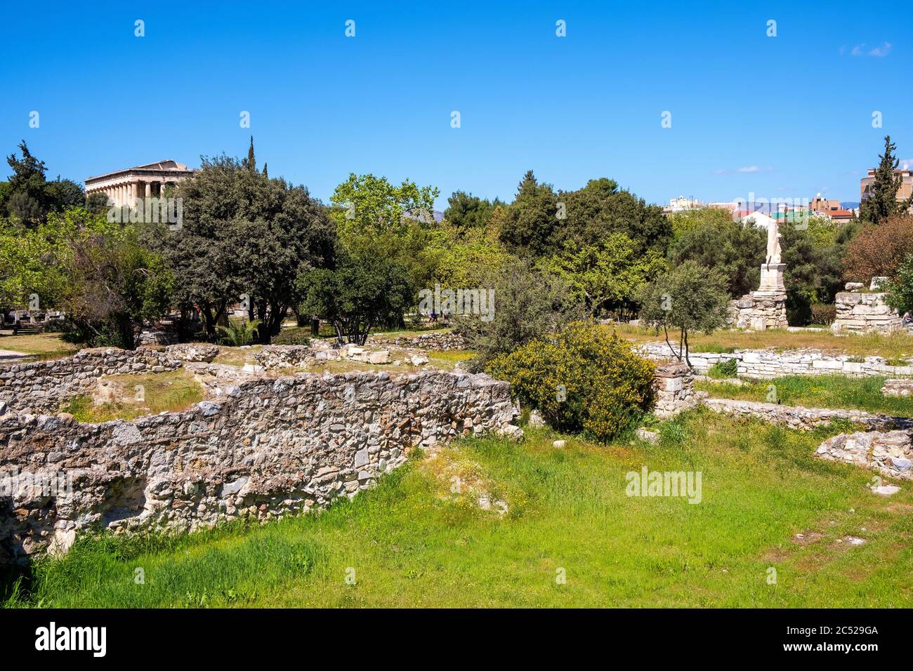 Athènes, Attique / Grèce - 2018/04/02: Vue panoramique de l'ancienne zone archéologique d'Agora athénienne avec Temple d'Hephaistos - Hephaisteion Banque D'Images