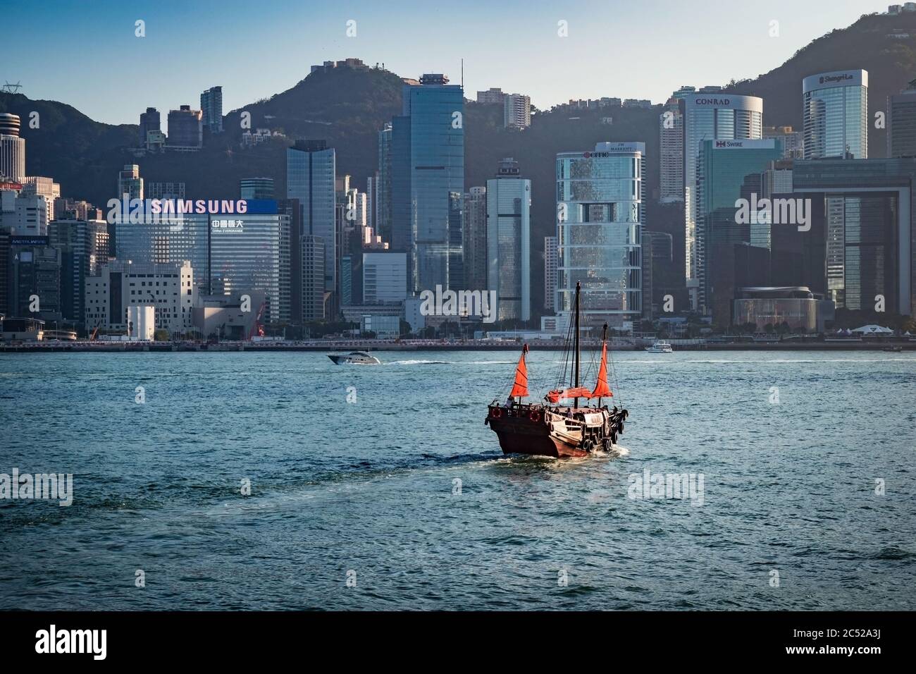 Le célèbre bateau à voile Aqua Luna, également connu sous le nom de Cheung po Tsai, naviguant avec ses voiles rouges emblématiques dans le port de Victoria. Banque D'Images