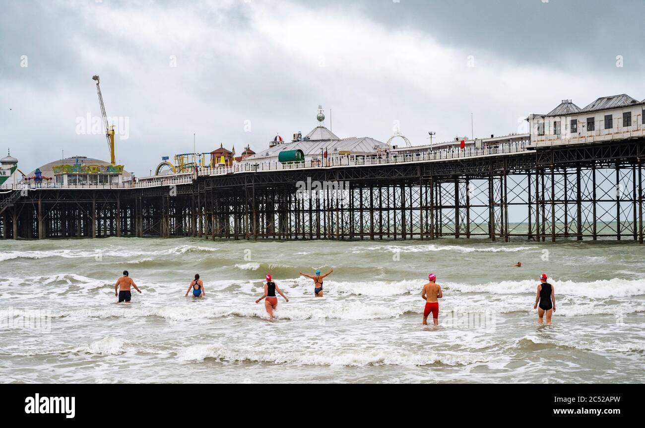 Brighton UK 30 juin 2020 - les baigneurs de mer bravent les conditions à Brighton lors d'une journée humide et venteuse par rapport à cette fois la semaine dernière, quand la vague de chaleur d'été commençait avec des températures supérieures à 30 degrés : Credit Simon Dack / Alay Live News Banque D'Images