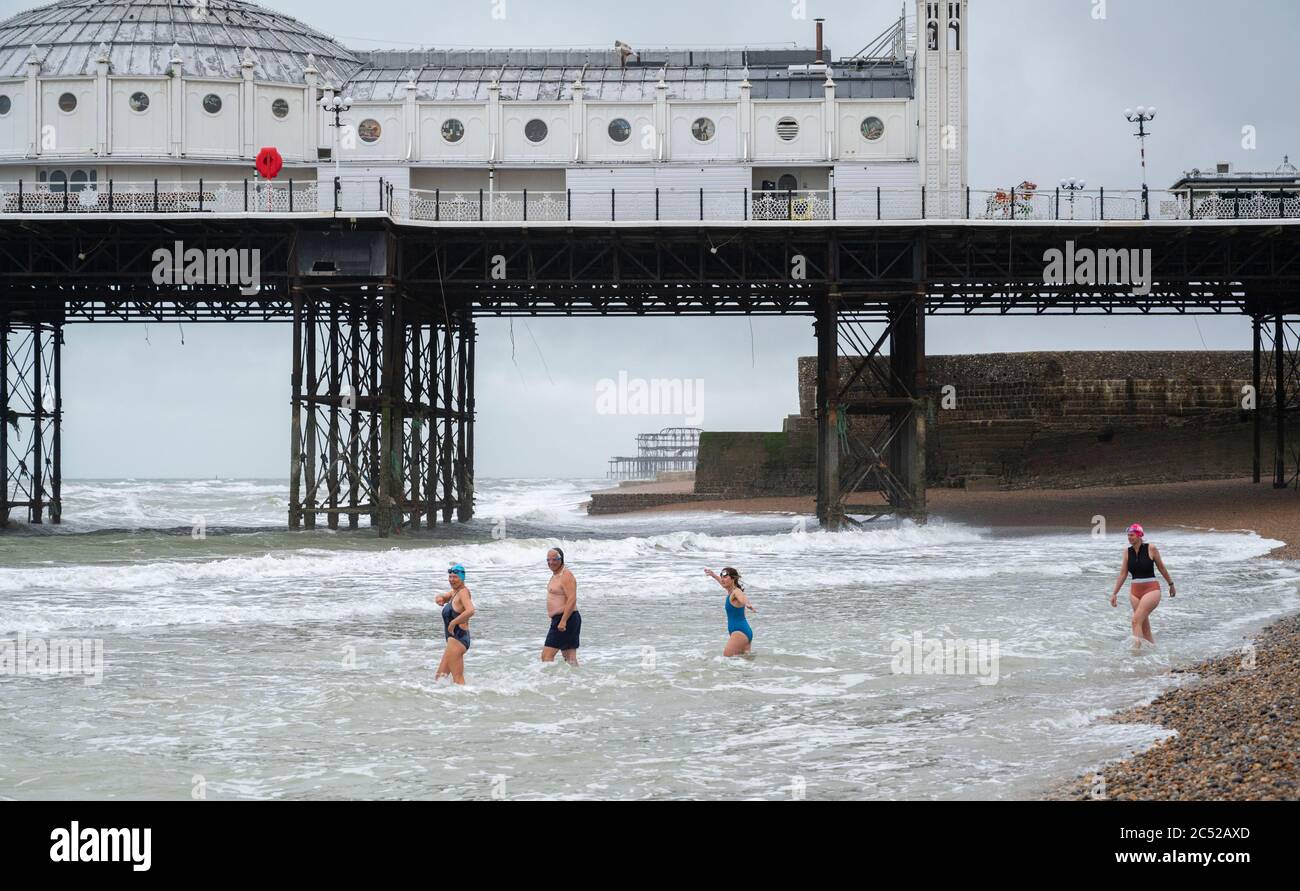 Brighton UK 30 juin 2020 - les baigneurs de mer bravent les conditions à Brighton lors d'une journée humide et venteuse par rapport à cette fois la semaine dernière, quand la vague de chaleur d'été commençait avec des températures supérieures à 30 degrés : Credit Simon Dack / Alay Live News Banque D'Images
