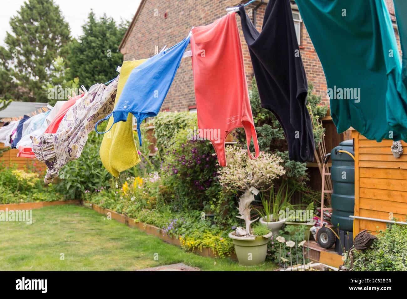 Lavage suspendu sur une longue ligne de séchage par temps venteux. Sur toute la longueur de mon jardin, on a pris le séchage et le soufflage de bout en bout Banque D'Images