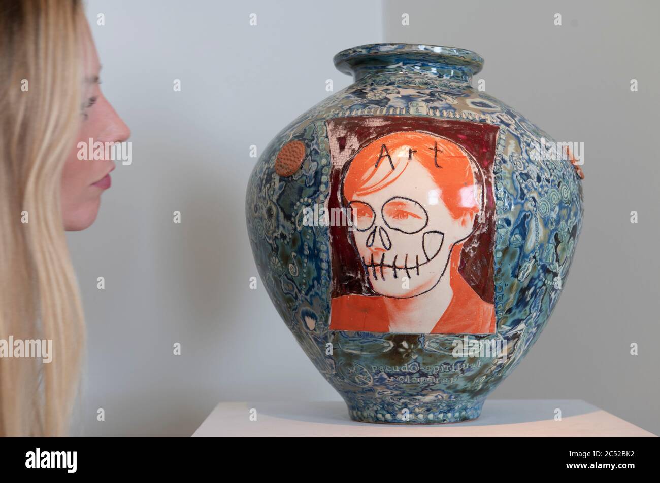 Offre Waterman, Londres, Royaume-Uni. 30 juin 2020. London Art week Digital Preview (LAW Digital), avec des visualisations en ligne du 3-10 juillet. Une collection unique de salles d'observation virtuelles attrayantes de la London Art week sera organisée en fonction de la catégorie d'œuvres d'art et de présentation de tous les participants côte à côte. Image: Emily Drablow d'Offer Waterman examine Grayson Perry (né en 1960). Pseudo-piège spirituel de Clap, Chelmsford, Essex 1998. Crédit: Malcolm Park/Alay Live News. Banque D'Images