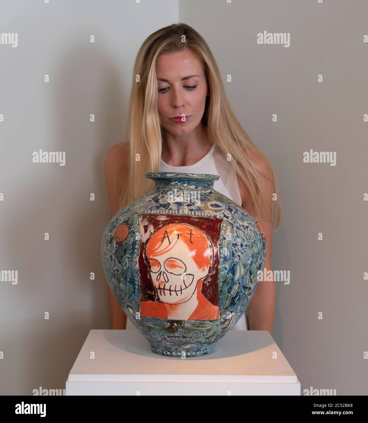 Offre Waterman, Londres, Royaume-Uni. 30 juin 2020. London Art week Digital Preview (LAW Digital), avec des visualisations en ligne du 3-10 juillet. Une collection unique de salles d'observation virtuelles attrayantes de la London Art week sera organisée en fonction de la catégorie d'œuvres d'art et de présentation de tous les participants côte à côte. Image: Emily Drablow d'Offer Waterman examine Grayson Perry (né en 1960). Pseudo-piège spirituel de Clap, Chelmsford, Essex 1998. Crédit: Malcolm Park/Alay Live News. Banque D'Images