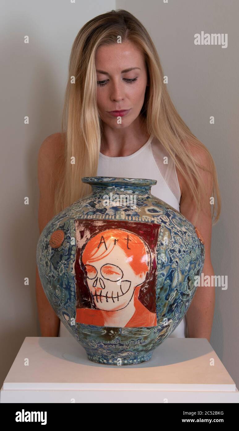 Offre Waterman, Londres, Royaume-Uni. 30 juin 2020. London Art week Digital Preview (LAW Digital), avec des visualisations en ligne du 3-10 juillet. Une collection unique de salles d'observation virtuelles attrayantes de la London Art week sera organisée en fonction de la catégorie d'œuvres d'art et de présentation de tous les participants côte à côte. Image: Emily Drablow d'Offer Waterman examine Grayson Perry (né en 1960). Pseudo-piège spirituel de Clap, Chelmsford, Essex 1998. Crédit: Malcolm Park/Alay Live News. Banque D'Images