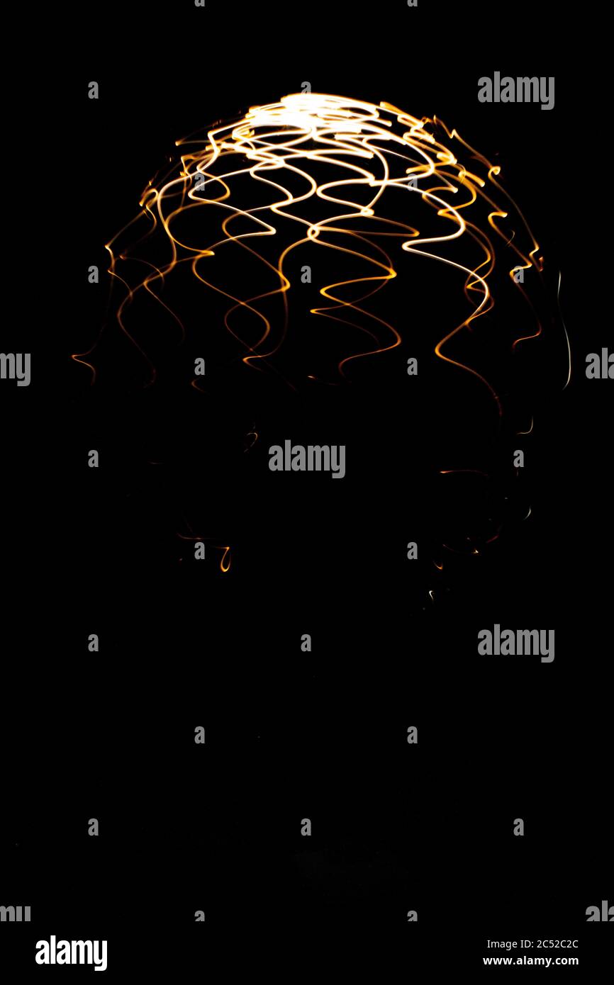 Cliché vertical de motifs abstraits créés avec la lumière mobile l'obscurité Banque D'Images