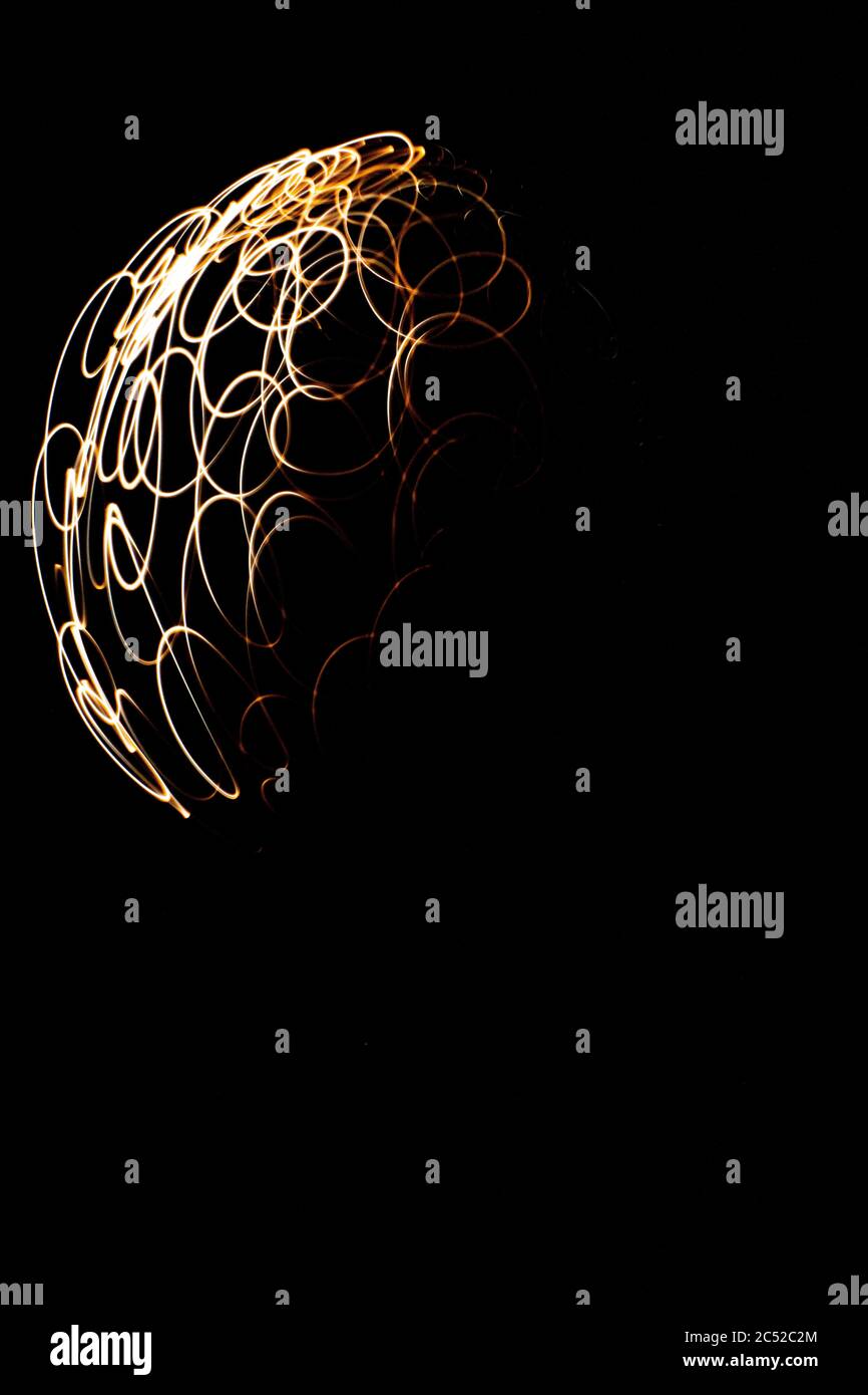 Cliché vertical de motifs abstraits créés avec la lumière mobile l'obscurité Banque D'Images