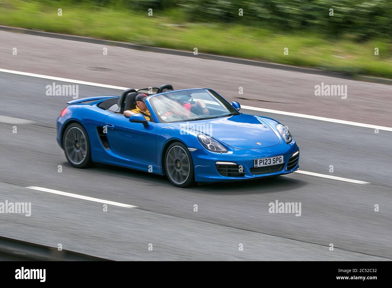 2014 Porsche Boxster bleu voiture 24V roadster essence conduite sur l'autoroute M6 près de Preston dans Lancashire, Royaume-Uni Banque D'Images