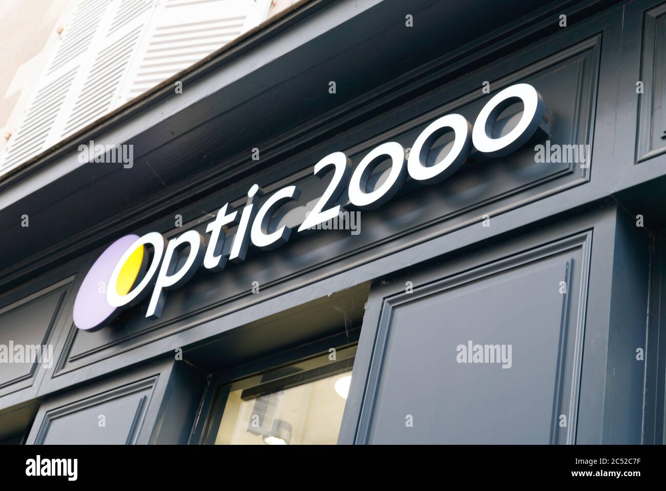 Bordeaux , Aquitaine / France - 06 20 2020 : enseigne porte-logo Optic 2000  de la boutique française de lunettes Opticien Photo Stock - Alamy