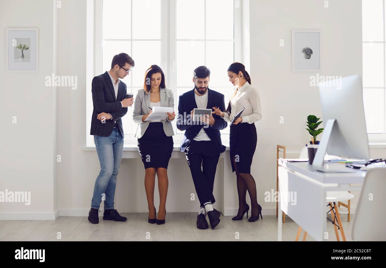 Les jeunes gens d'affaires donnent de nouvelles idées pour un nouveau projet de démarrage lors d'une réunion au bureau. Banque D'Images