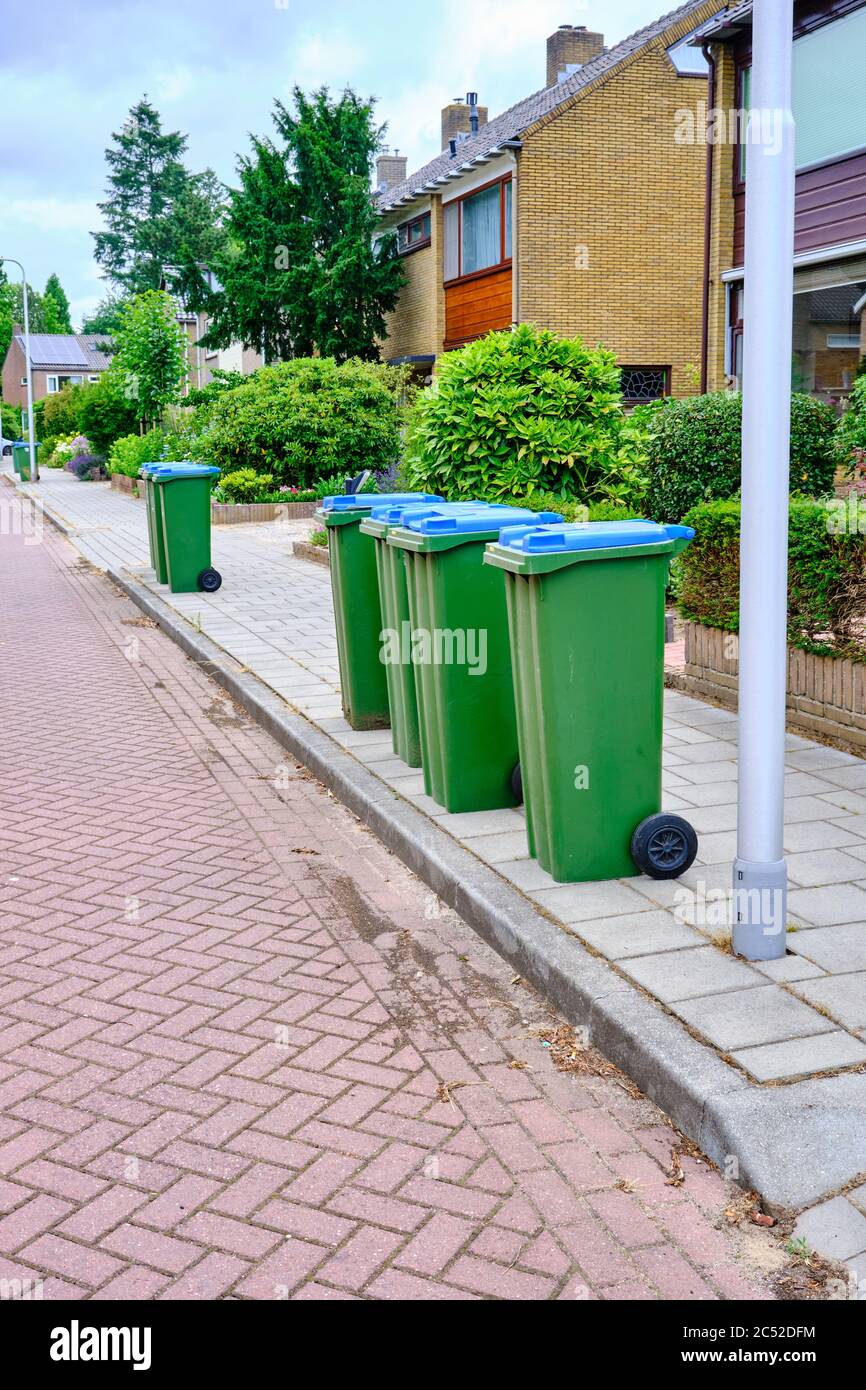 Un groupe de poubelles sur le côté de la route attendant d'être vidées. Poubelle verte bleue dans la rue, pays-Bas Banque D'Images