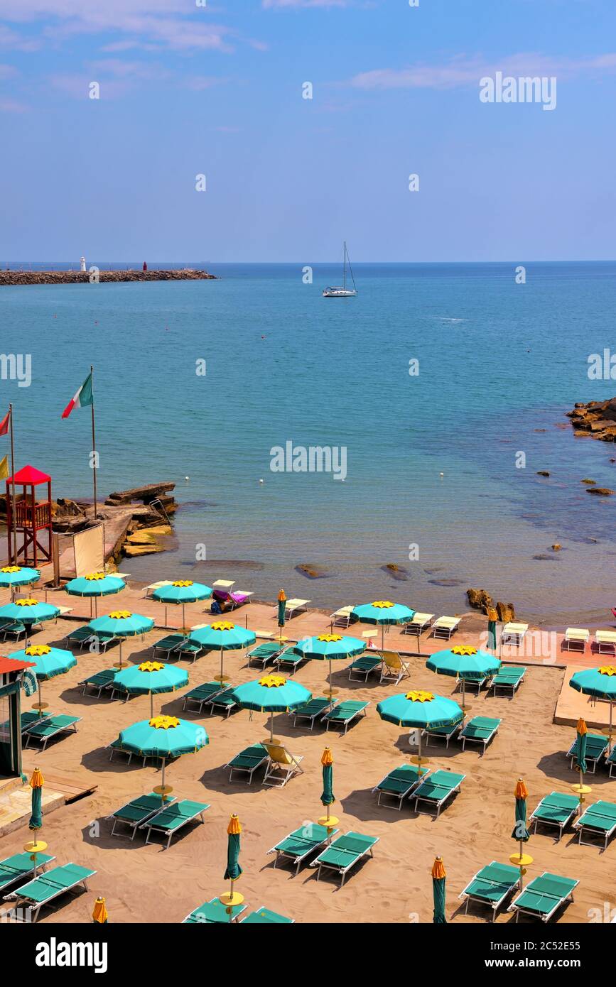 Aperçu marin de Porto Maurizio avec sa plage Imperia Italie Banque D'Images