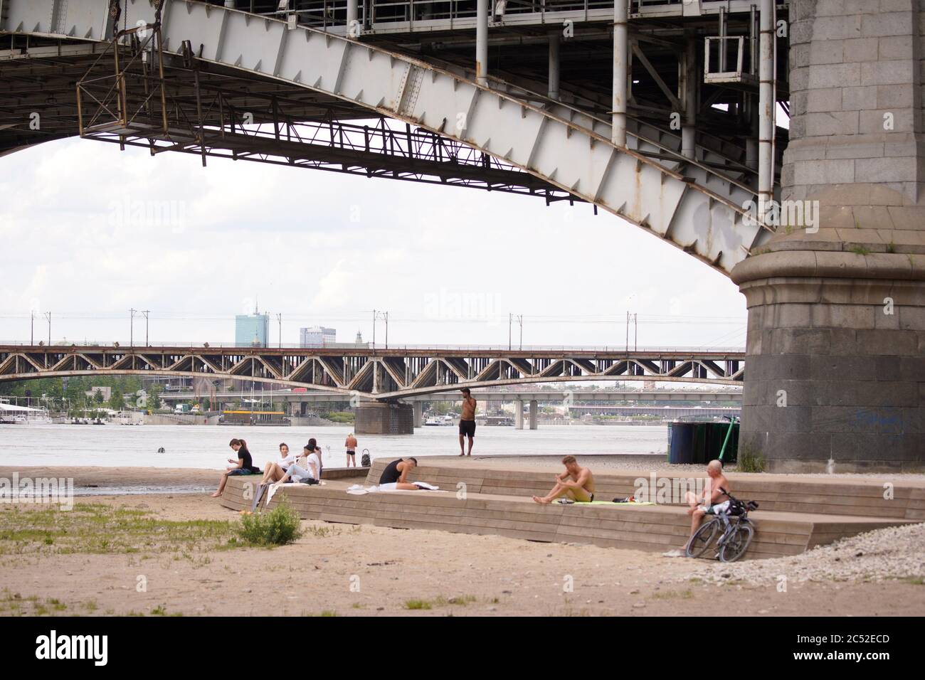 On voit des gens assis sur une plage partiellement inondée le long de la Vistule le 30 juin 2020 à Varsovie, en Pologne. Pluies torrentielles et rafales de vent de jusqu'à Banque D'Images