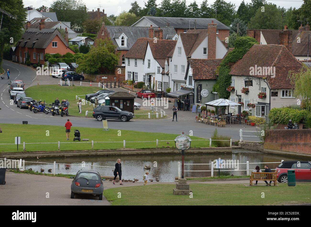 Les gens visitent Finchingfield, dans l'Essex, alors que les entreprises du village se préparent à rouvrir aux touristes et aux visiteurs le 4 juillet, et que d'autres restrictions de confinement du coronavirus sont levées en Angleterre. Banque D'Images