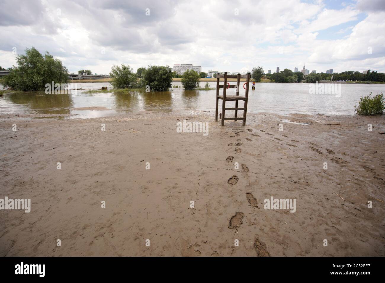Une plage inondée est vue le long des rives de la Vistule le 30 juin 2020 à Varsovie, Pologne. Pluies torrentielles et rafales de vent pouvant atteindre 100 kilomètres Banque D'Images