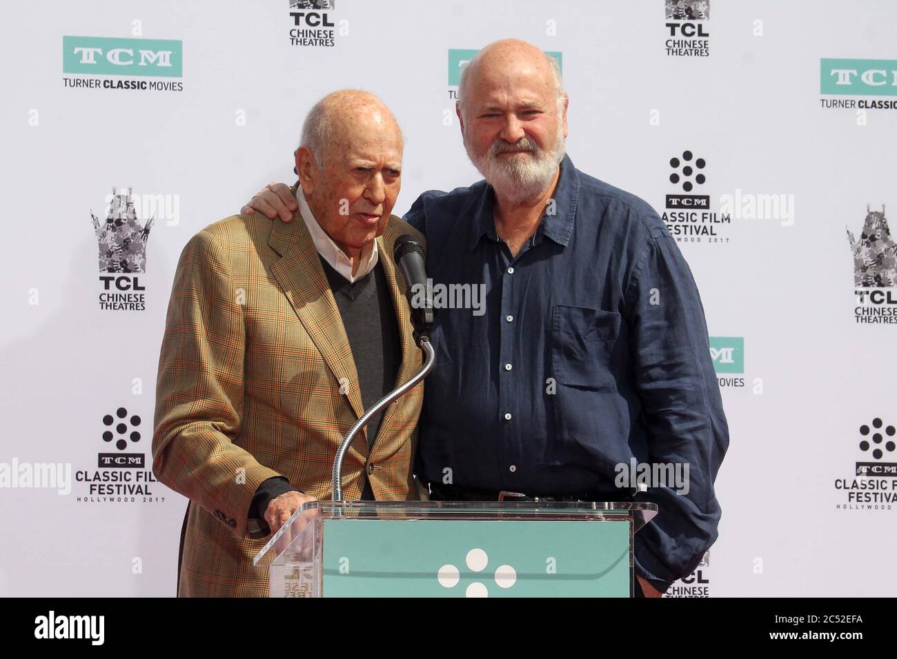 ***PHOTO*** Comedy Legend, Carl Reiner Dies à 98. HOLLYWOOD, CA - 7 AVRIL : Carl Reiner, Rob Reiner photographié lors de la cérémonie de presse à main et à pied du Père et fils pour Carl Reiner et Rob Reiner au TCL Chinese Theatre à Hollywood, Californie, le 7 avril 2017. Crédit : David Edwards/MediaPunch Banque D'Images