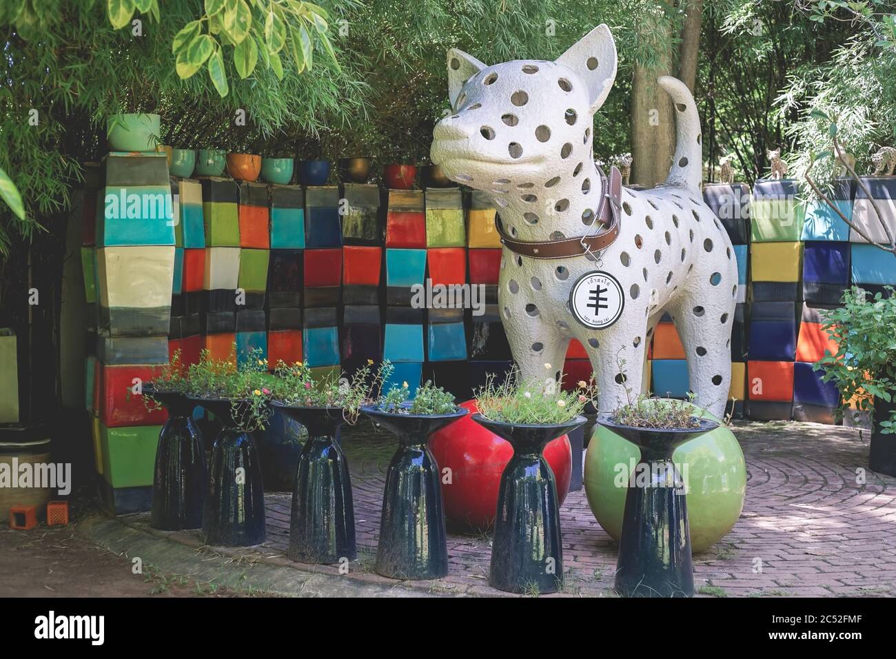 Ratchaburi, Thaïlande - 20 juin 2020 : la célèbre galerie de céramique d'art moderne a été mise en valeur à l'usine de céramique TAO HONG TAI dans la province de Ratchaburi, Tha Banque D'Images