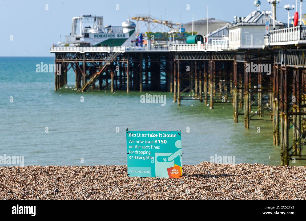 Un conseil municipal de Brighton et Hove qui dépose des détritus sera condamné à une amende sur la plage Banque D'Images