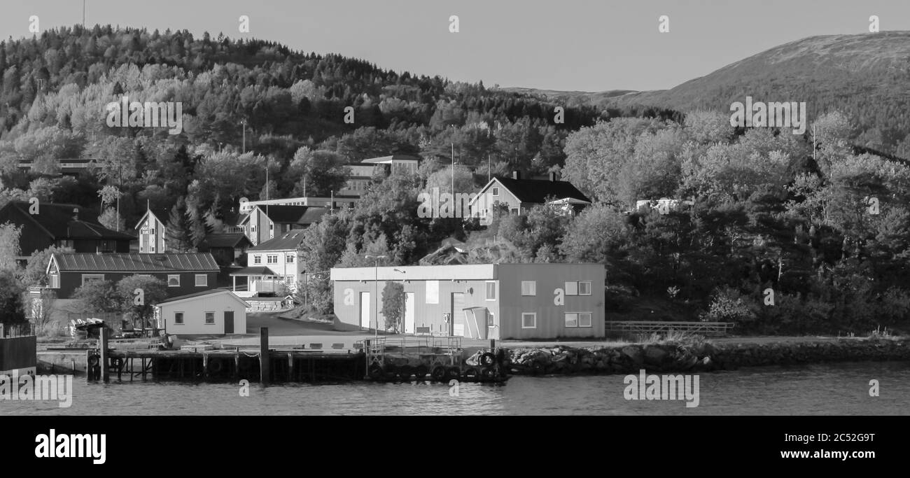 Paysage noir et blanc avec quai de ferry du port de Lensvik, Norvège Banque D'Images