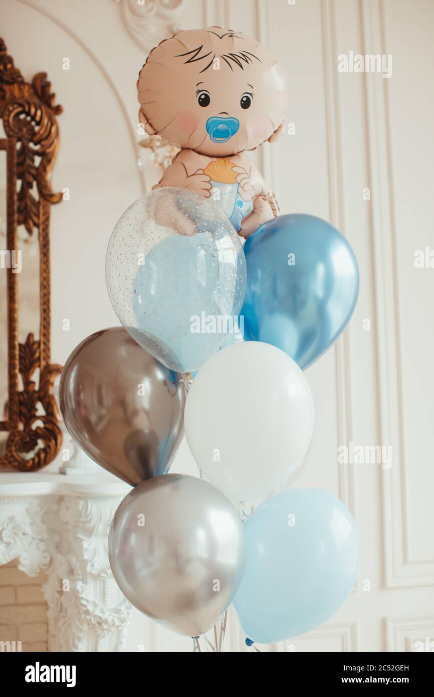 C'est un ballon pour garçon dans un salon Banque D'Images