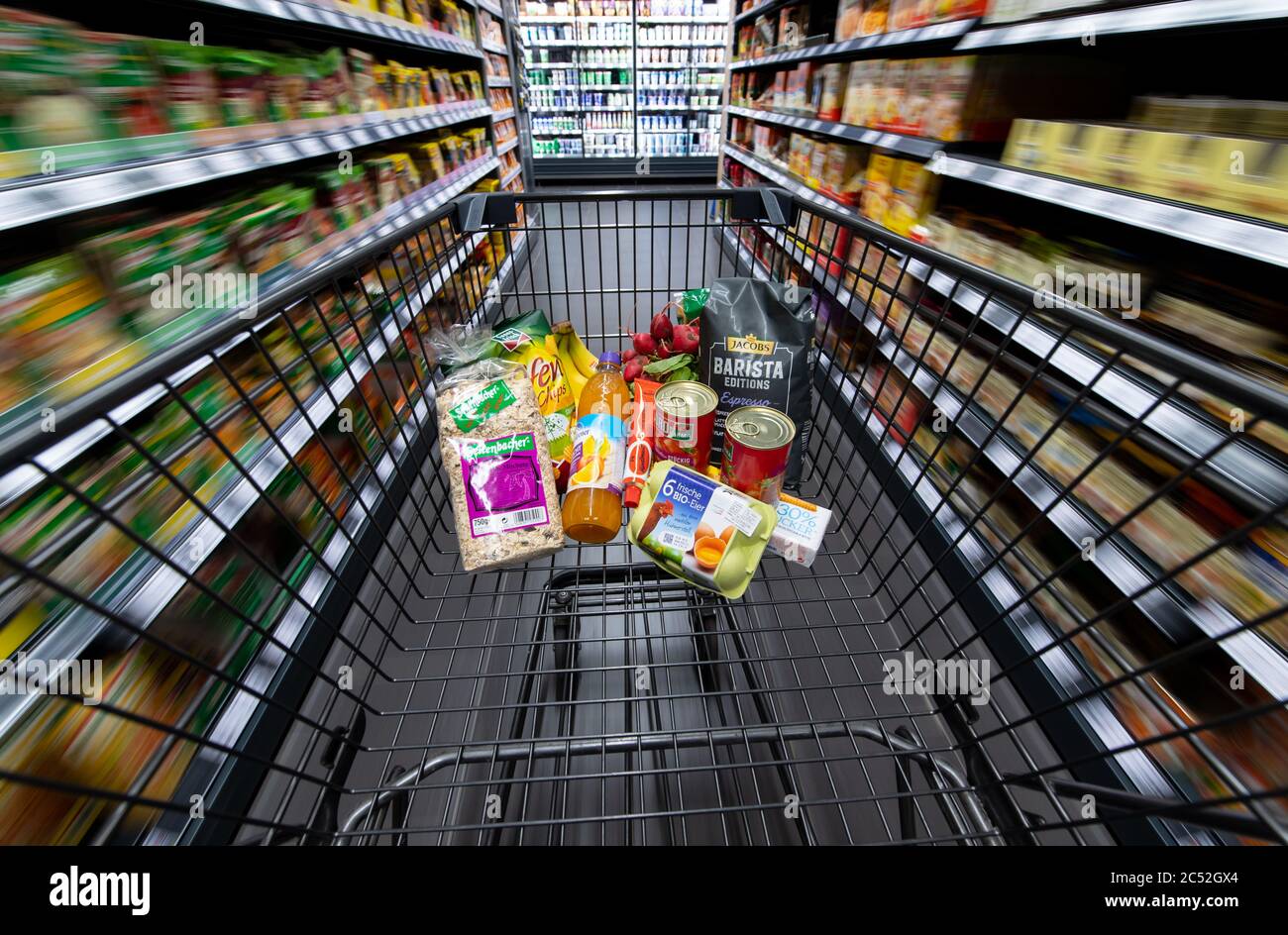 Neubiberg, Allemagne. 30 juin 2020. Divers articles d'épicerie se trouvent dans un panier dans un supermarché. De 01.07.2020 à la fin de l'année, seulement 16 pour cent de taxe sur la valeur ajoutée au lieu de 19 pour cent seront facturés sur les achats. Le taux réduit, qui s'applique à de nombreuses denrées alimentaires et marchandises pour usage quotidien, sera ramené de sept à cinq pour cent. Credit: Sven Hoppe/dpa/Alay Live News Banque D'Images