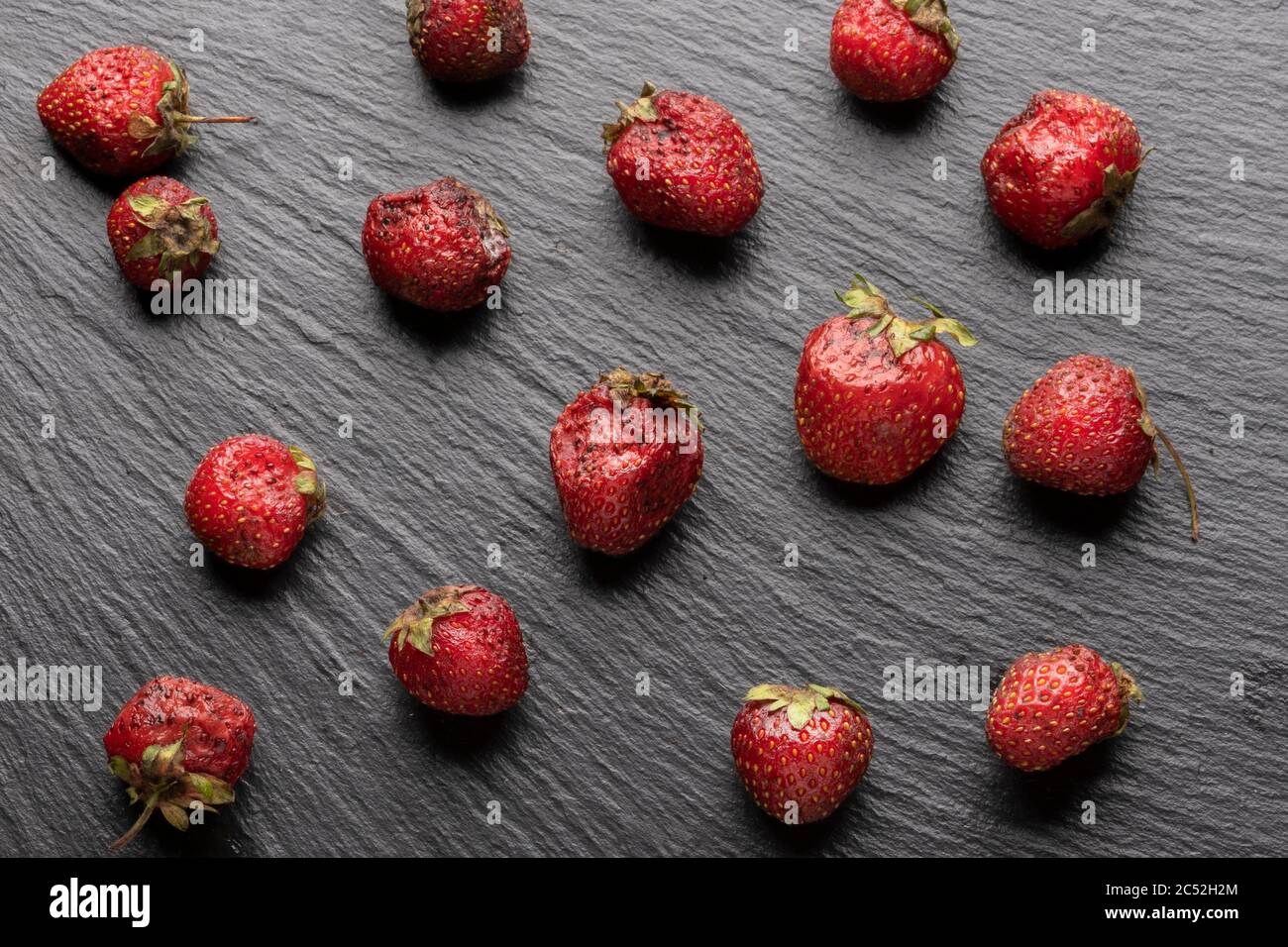 plat aux fraises. Photos de nourriture de marché ironique. Les aliments rassis peuvent être beaux Banque D'Images