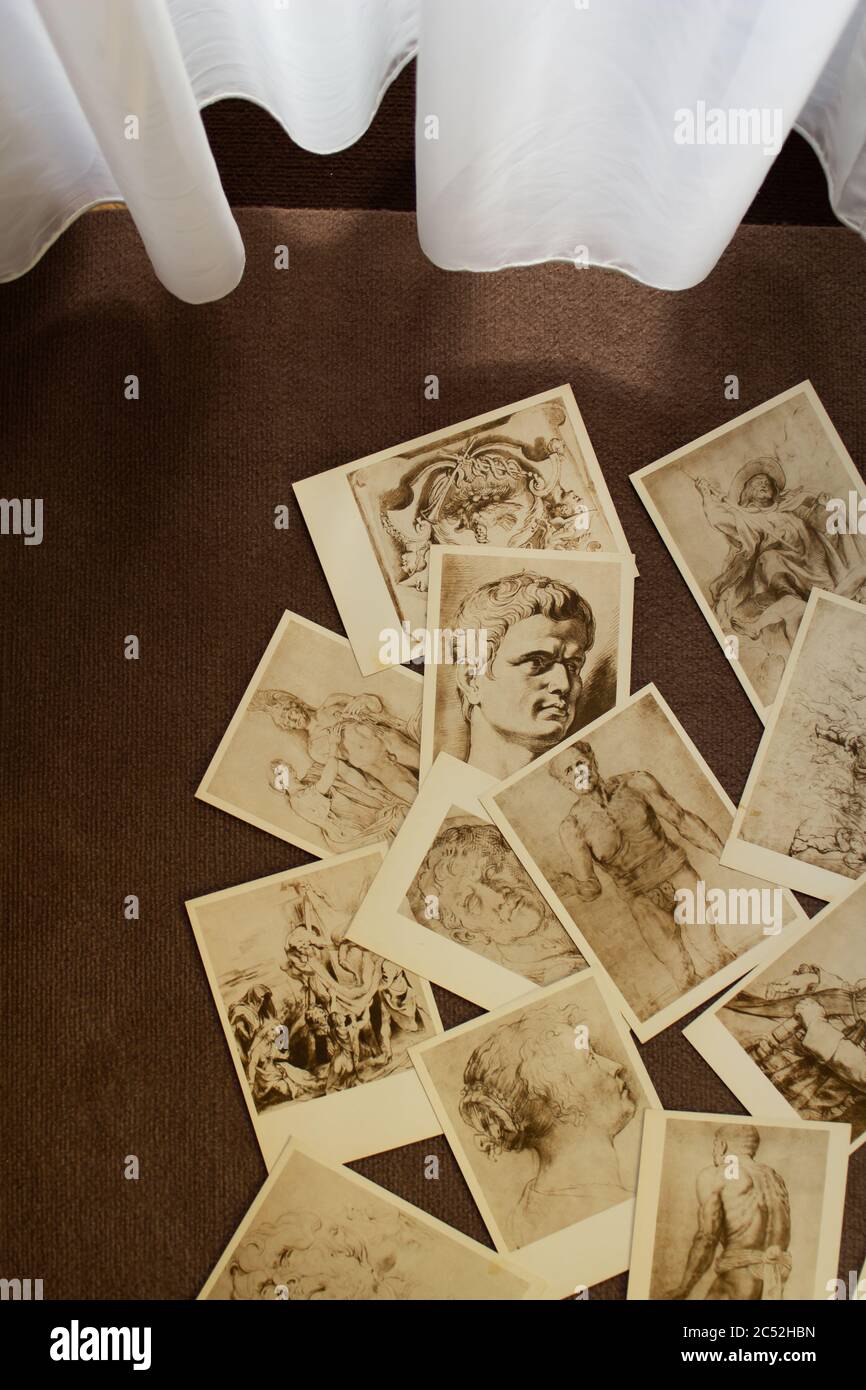 Les anciennes cartes postales sont dispersées de manière chaotique Banque D'Images