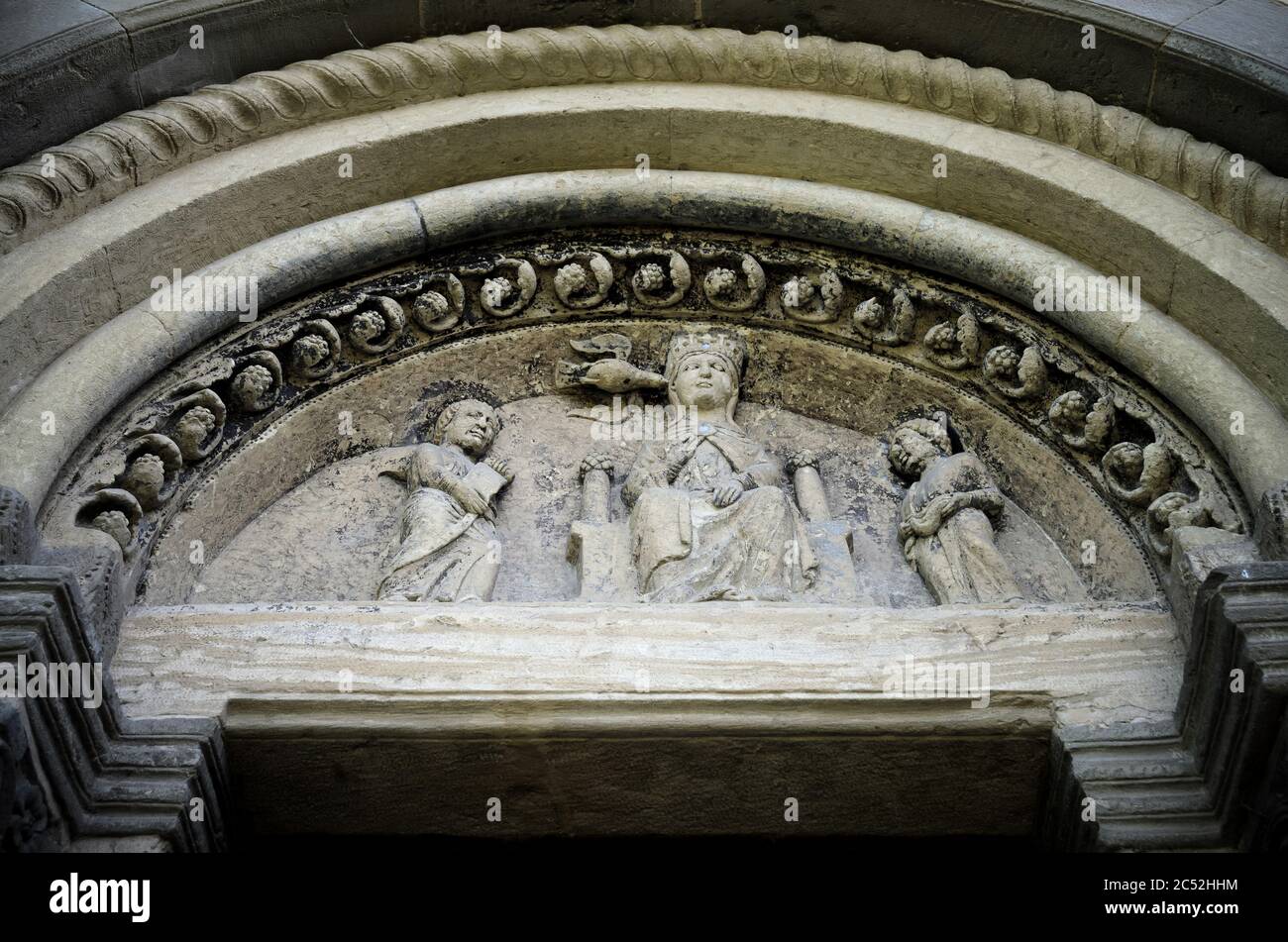 Abbazia di Vezzolano, exemple d'architecture romane dans le Piémont (Italie) : détail des sculptures de la façade Banque D'Images