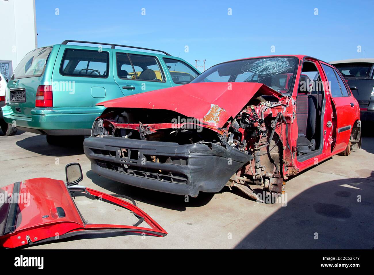 Collision voiture rouge d'un accident de voiture mortel dans un chantier de Junkyard pour la vente comme pièces de rechange Banque D'Images