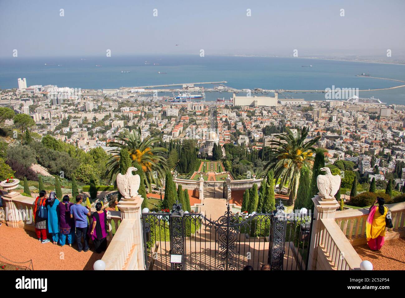 HAÏFA, ISRAËL - 19 octobre 2017 : touristes et pèlerins dans les jardins de Bahai, Haïfa, Israël Banque D'Images