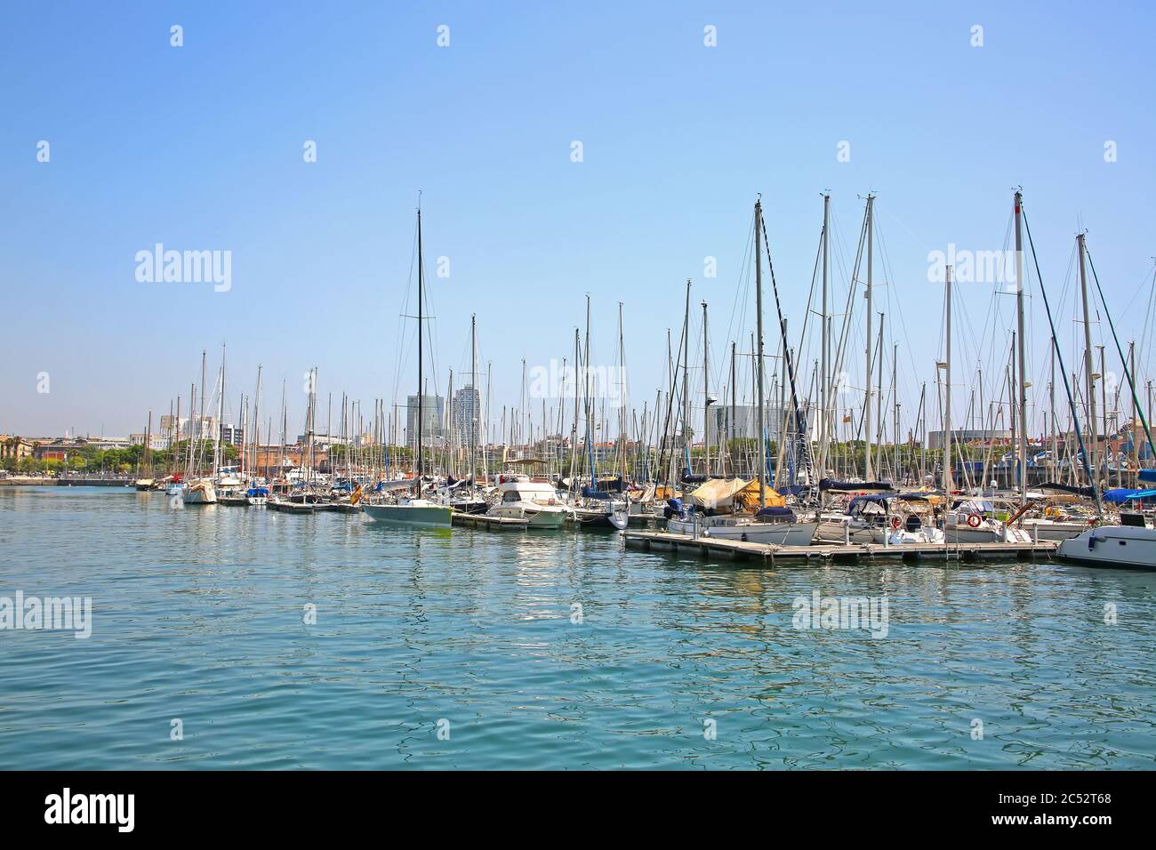 Vue depuis la Rambla de Mar sur la marina et les yacths amarrés à Port Vell, port de bord de mer et partie du port de Barcelone, Catalogne, Espagne. Banque D'Images