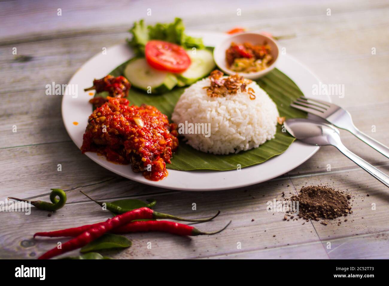 Bakar traditionnel Ayam servi avec du riz et de la sauce Chili, Indonésie Banque D'Images